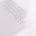 برگه کلاسور 60 برگ 6 حلقه از برند KIFET کیفت بسیار با کیفیت در بسته بندی مناسب دارای 4 طرح کاربردی 1-خط دار 2-چهارخونه 3- نقطه ای 4- ساده سایز : 20/5x14/5X1 سانتیمتر 60 برگ 6 حلقه با افتخار ساخت ایران