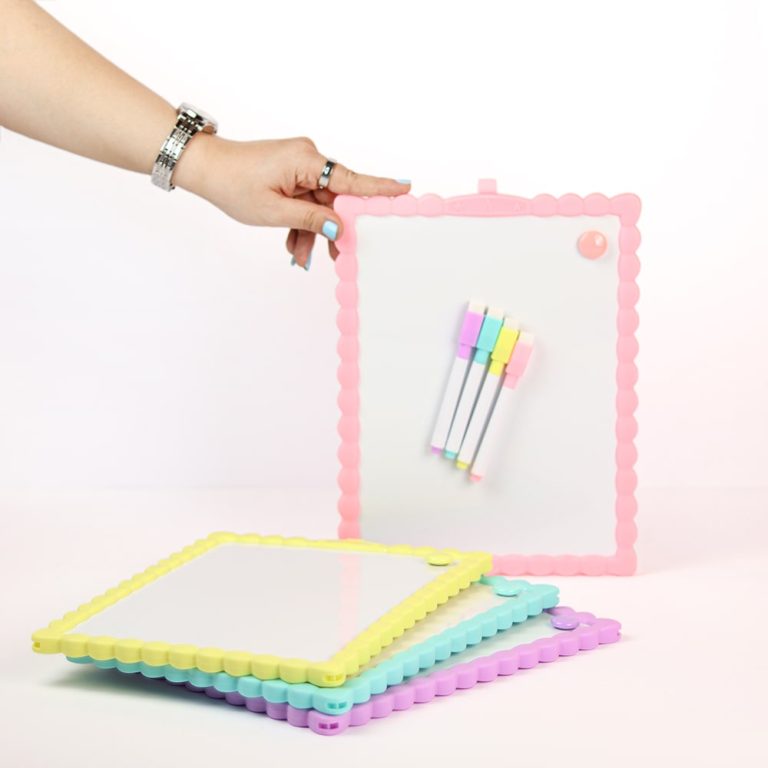 تصویری از تخته وایت‌برد دورو مستطیل کوچک KIFET. سایز 28X21/5X1 سانتیمتر | پک 4 رنگ (صورتی، یاسی، زرد، آبی) + ماژیک و مگنت