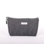 کیف آرایشی مخمل کبریتی زغال سنگی با کیفیت بالا از برند کیفت. مشخصات: جنس: مخمل کبریتی رنگ: زغال سنگی ابعاد: 25 سانتی متر طول، 13 سانتی متر عرض، 5 سانتی متر ارتفاع دارای زیپ و بندک ساخت ایران این کیف آرایشی باکیفیت و بادوام، برای نگهداری لوازم آرایشی و بهداشتی شما ایده آل است. جنس مخمل کبریتی آن، ظاهری شیک و لوکس به کیف داده است. دارای زیپ و بندک است که به شما امکان می دهد لوازم خود را به طور امن در آن نگه دارید. ساخت ایران است و از کیفیت بالایی برخوردار است. این کیف آرایشی، هدیه ای مناسب برای خانم های شیک پوش است. علاوه بر موارد بالا، می توانید جزئیات بیشتری را در مورد کیف آرایشی در متن جایگزین خود بگنجانید، مانند: نام برند: کیفت مدل: کیف آرایشی مخمل کبریتی موارد استفاده: نگهداری لوازم آرایشی و بهداشتی، لوازم جانبی، مدارک و ... مناسب برای: خانم ها، دختران سبک: شیک، لوکس، ساده