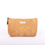 کیف آرایشی مخمل کبریتی کاراملی با کیفیت بالا از برند کیفت. مشخصات: جنس: مخمل کبریتی رنگ: کاراملی ابعاد: 25 سانتی متر طول، 13 سانتی متر عرض، 5 سانتی متر ارتفاع دارای زیپ و بندک ساخت ایران این کیف آرایشی باکیفیت و بادوام، برای نگهداری لوازم آرایشی و بهداشتی شما ایده آل است. جنس مخمل کبریتی آن، ظاهری شیک و لوکس به کیف داده است. دارای زیپ و بندک است که به شما امکان می دهد لوازم خود را به طور امن در آن نگه دارید. ساخت ایران است و از کیفیت بالایی برخوردار است. این کیف آرایشی، هدیه ای مناسب برای خانم های شیک پوش است. نام برند: کیفت مدل: کیف آرایشی مخمل کبریتی موارد استفاده: نگهداری لوازم آرایشی و بهداشتی، لوازم جانبی، مدارک و ... مناسب برای: خانم ها، دختران سبک: شیک، لوکس، ساده