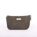 کیف آرایشی مخمل کبریتی یشمی با کیفیت بالا: برند: kifet ساخت ایران: با افتخار دارای زیپ و بندک: برای حمل آسان سایز: 25 * 13 * 5 سانتی متر مناسب برای: لوازم آرایشی، مداد، خودکار، پول و سایر وسایل شخصی کلمات کلیدی: کیف آرایشی، مخمل کبریتی، یشمی، kifet، ساخت ایران، زیپ، بندک، 25x13x5، لوازم آرایشی، مداد، خودکار، پول، وسایل شخصی جملات جایگزین: کیف آرایشی مخمل کبریتی یشمی kifet با طراحی زیبا و کیفیت بالا، ساخت ایران این کیف آرایشی با سایز مناسب، فضای کافی برای نگهداری لوازم آرایشی شما را دارد. زیپ و بندک این کیف، حمل آن را آسان کرده است. از این کیف می‌توانید برای نگهداری لوازم شخصی خود مانند مداد، خودکار، پول و ... نیز استفاده کنید.