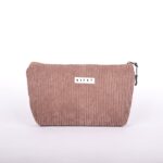 کیف آرایشی مخمل کبریتی قهوه ای با کیفیت بالا از برند کیفت. مشخصات: جنس: مخمل کبریتی رنگ: قهوه ای ابعاد: 25 سانتی متر طول، 13 سانتی متر عرض، 5 سانتی متر ارتفاع دارای زیپ و بندک ساخت ایران این کیف آرایشی باکیفیت و بادوام، برای نگهداری لوازم آرایشی و بهداشتی شما ایده آل است. جنس مخمل کبریتی آن، ظاهری شیک و لوکس به کیف داده است. دارای زیپ و بندک است که به شما امکان می دهد لوازم خود را به طور امن در آن نگه دارید. ساخت ایران است و از کیفیت بالایی برخوردار است. این کیف آرایشی، هدیه ای مناسب برای خانم های شیک پوش است. علاوه بر موارد بالا، می توانید جزئیات بیشتری را در مورد کیف آرایشی در متن جایگزین خود بگنجانید، مانند: نام برند: کیفت مدل: کیف آرایشی مخمل کبریتی موارد استفاده: نگهداری لوازم آرایشی و بهداشتی، لوازم جانبی، مدارک و ... مناسب برای: خانم ها، دختران سبک: شیک، لوکس، ساده