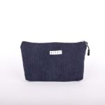 کیف آرایشی مخمل کبریتی سورمه ای با کیفیت بالا از برند کیفت. مشخصات: جنس: مخمل کبریتی رنگ: سورمه ای ابعاد: 25 سانتی متر طول، 13 سانتی متر عرض، 5 سانتی متر ارتفاع دارای زیپ و بندک ساخت ایران این کیف آرایشی باکیفیت و بادوام، برای نگهداری لوازم آرایشی و بهداشتی شما ایده آل است. جنس مخمل کبریتی آن، ظاهری شیک و لوکس به کیف داده است. دارای زیپ و بندک است که به شما امکان می دهد لوازم خود را به طور امن در آن نگه دارید. ساخت ایران است و از کیفیت بالایی برخوردار است. این کیف آرایشی، هدیه ای مناسب برای خانم های شیک پوش است. علاوه بر موارد بالا، می توانید جزئیات بیشتری را در مورد کیف آرایشی در متن جایگزین خود بگنجانید، مانند: نام برند: کیفت مدل: کیف آرایشی مخمل کبریتی موارد استفاده: نگهداری لوازم آرایشی و بهداشتی، لوازم جانبی، مدارک و ... مناسب برای: خانم ها، دختران سبک: شیک، لوکس، ساده