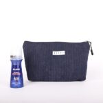 کیف آرایشی مخمل کبریتی سورمه ای با کیفیت بالا از برند کیفت. مشخصات: جنس: مخمل کبریتی رنگ: سورمه ای ابعاد: 25 سانتی متر طول، 13 سانتی متر عرض، 5 سانتی متر ارتفاع دارای زیپ و بندک ساخت ایران این کیف آرایشی باکیفیت و بادوام، برای نگهداری لوازم آرایشی و بهداشتی شما ایده آل است. جنس مخمل کبریتی آن، ظاهری شیک و لوکس به کیف داده است. دارای زیپ و بندک است که به شما امکان می دهد لوازم خود را به طور امن در آن نگه دارید. ساخت ایران است و از کیفیت بالایی برخوردار است. این کیف آرایشی، هدیه ای مناسب برای خانم های شیک پوش است. علاوه بر موارد بالا، می توانید جزئیات بیشتری را در مورد کیف آرایشی در متن جایگزین خود بگنجانید، مانند: نام برند: کیفت مدل: کیف آرایشی مخمل کبریتی موارد استفاده: نگهداری لوازم آرایشی و بهداشتی، لوازم جانبی، مدارک و ... مناسب برای: خانم ها، دختران سبک: شیک، لوکس، ساده