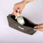 کیف آرایشی مخمل کبریتی یشمی با کیفیت بالا: برند: kifet ساخت ایران: با افتخار دارای زیپ و بندک: برای حمل آسان سایز: 25 * 13 * 5 سانتی متر مناسب برای: لوازم آرایشی، مداد، خودکار، پول و سایر وسایل شخصی کلمات کلیدی: کیف آرایشی، مخمل کبریتی، یشمی، kifet، ساخت ایران، زیپ، بندک، 25x13x5، لوازم آرایشی، مداد، خودکار، پول، وسایل شخصی جملات جایگزین: کیف آرایشی مخمل کبریتی یشمی kifet با طراحی زیبا و کیفیت بالا، ساخت ایران این کیف آرایشی با سایز مناسب، فضای کافی برای نگهداری لوازم آرایشی شما را دارد. زیپ و بندک این کیف، حمل آن را آسان کرده است. از این کیف می‌توانید برای نگهداری لوازم شخصی خود مانند مداد، خودکار، پول و ... نیز استفاده کنید.