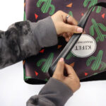 کیف دستی کاکتوس زمینه مشکی از برند کیفت KIFET قابل استفاده به عنوان کیف استخر ، کیف خرید و ... ضد آب قابل شستشو جنس : چرم مصنوعی سایز : 32x31 سانتیمتر با افتخار ساخت ایران عکس از جزئیات کیف