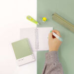 دفترچه 80 برگ پنتون سبز Pantone از برند کیفت KIFET خط دار برگه های بسیار با کیفیت رنگ های پاستلی چشم نواز سایز : 14X10 سانتیمتر با افتخار ساخت ایران عکس از داخل دفترچه
