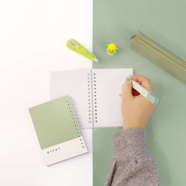 دفترچه 80 برگ پنتون سبز Pantone از برند کیفت KIFET خط دار برگه های بسیار با کیفیت رنگ های پاستلی چشم نواز سایز : 14X10 سانتیمتر با افتخار ساخت ایران عکس از داخل دفترچه