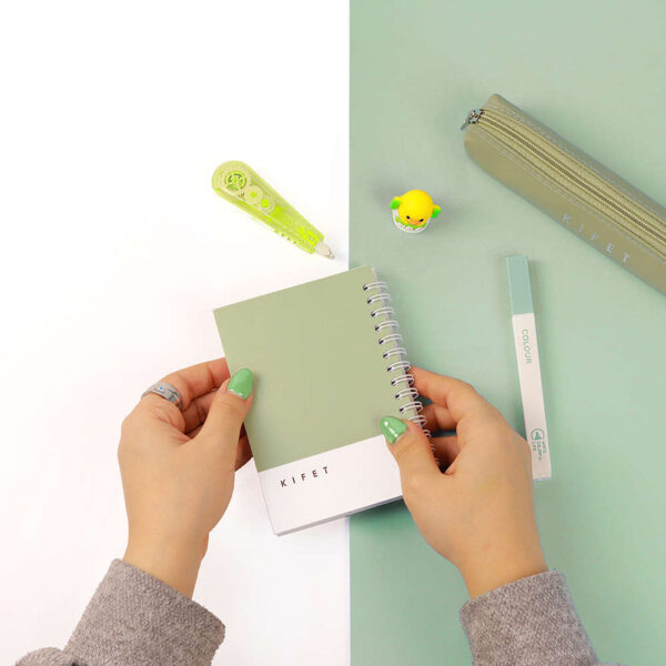 دفترچه 80 برگ پنتون سبز Pantone از برند کیفت KIFET خط دار برگه های بسیار با کیفیت رنگ های پاستلی چشم نواز سایز : 14X10 سانتیمتر با افتخار ساخت ایران