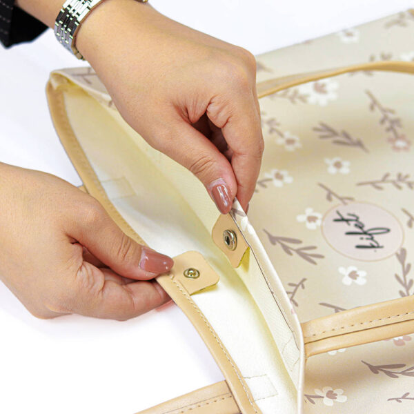 ست 3 تکه مهمانی برجینا کرمی کیفت شامل : کیف دستی ، کیف دوشی ، کیف چرمی جنس : چرم مصنوعی با کیفیت ضد آب قابل شستشو با افتخار ساخت ایران عکس از جزئیات کیف دستی