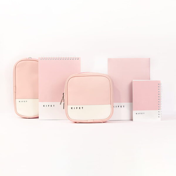 ست 5 تکه پنتون صورتی Pantone از برند کیفت KIFET شامل : جامدادی پنتون ، نظم دهنده پنتون ، دفتر فنر از بالا پنتون ، دفتر منگنه ای پنتون ، دفترچه پنتون یک ست خاص و کاربردی برای هدیه به عزیزانتون با افتخار ساخت ایران