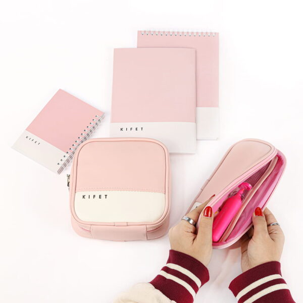 ست 5 تکه پنتون صورتی Pantone از برند کیفت KIFET شامل : جامدادی پنتون ، نظم دهنده پنتون ، دفتر فنر از بالا پنتون ، دفتر منگنه ای پنتون ، دفترچه پنتون یک ست خاص و کاربردی برای هدیه به عزیزانتون با افتخار ساخت ایران