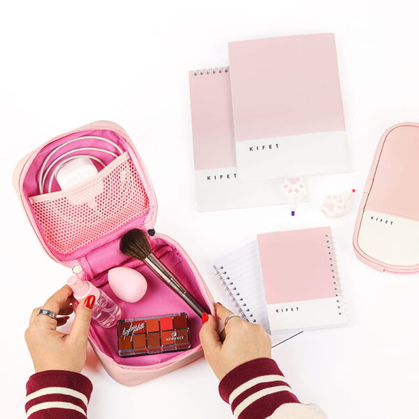ست 5 تکه پنتون صورتی Pantone از برند کیفت KIFET شامل : جامدادی پنتون ، نظم دهنده پنتون ، دفتر فنر از بالا پنتون ، دفتر منگنه ای پنتون ، دفترچه پنتون یک ست خاص و کاربردی برای هدیه به عزیزانتون با افتخار ساخت ایران