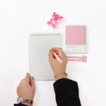 ست 4 تکه پنتون صورتی Pantone کیفت شامل : جامدادی پنتون، نظم دهنده پنتون، دفتر فنر از بالا پنتون، دفترچه پنتون یک ست خاص و کاربردی برای هدیه به عزیزانتون با افتخار ساخت ایران عکس از دفتر فنر از بالا و دفترچه پنتون