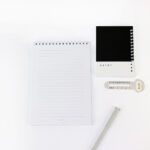 ست 4 تکه پنتون مشکی Pantone کیفت شامل : جامدادی پنتون، نظم دهنده پنتون، دفتر فنر از بالا پنتون، دفترچه پنتون یک ست خاص و کاربردی برای هدیه به عزیزانتون با افتخار ساخت ایران عکس از دفترچه پنتون مشکی
