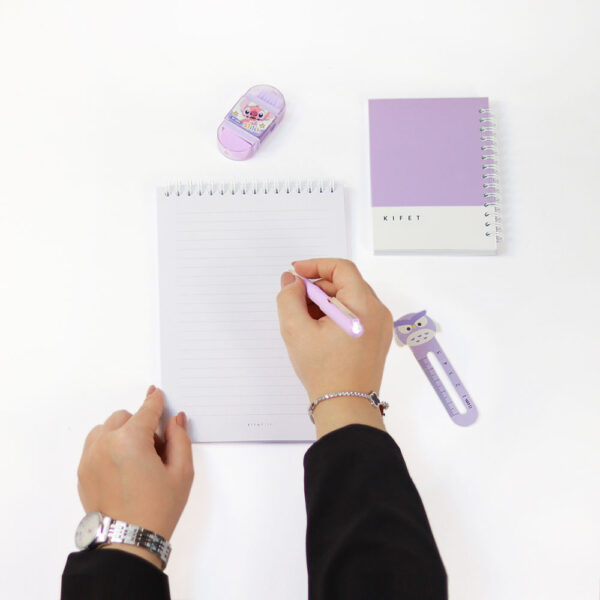 ست 4 تکه پنتون یاسی Pantone کیفت شامل : جامدادی پنتون، نظم دهنده پنتون، دفتر فنر از بالا پنتون، دفترچه پنتون یک ست خاص و کاربردی برای هدیه به عزیزانتون با افتخار ساخت ایران عکس از دفتر فنر از بالا و دفترچه پنتون
