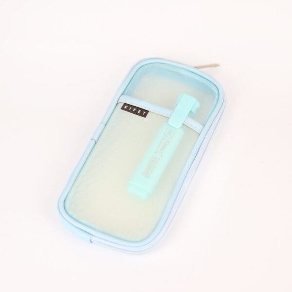 تصویری از جامدادی شفاف پاستلی آبی. از برند KIFET . با رنگ‌های جذاب و توری درجه یک (20×10 سانتی‌متر) - ساخت ایران