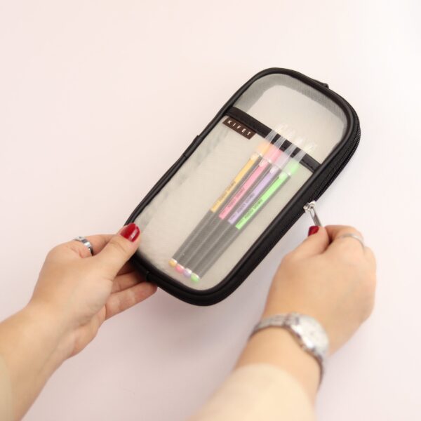 تصویری از جامدادی شفاف پاستلی مشکی. از برند KIFET.با رنگ‌های جذاب و توری درجه یک (20×10 سانتی‌متر) - ساخت ایران