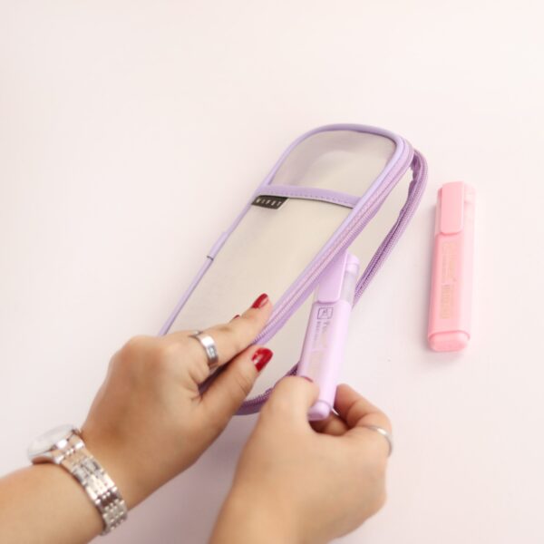 تصویری از جامدادی شفاف پاستلی یاسی. از برند KIFET.با رنگ‌های جذاب و توری درجه یک (20×10 سانتی‌متر) - ساخت ایران