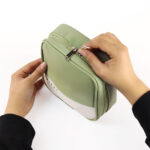 ست 4 تکه پنتون سبز Pantone کیفت شامل : جامدادی پنتون، نظم دهنده پنتون، دفتر فنر از بالا پنتون، دفترچه پنتون یک ست خاص و کاربردی برای هدیه به عزیزانتون با افتخار ساخت ایران عکس از کیف نظم دهنده پنتون