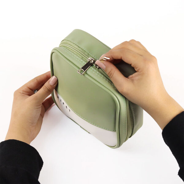 ست 5 تکه پنتون سبز Pantone از برند کیفت KIFET شامل : جامدادی پنتون ، نظم دهنده پنتون ، دفتر فنر از بالا پنتون ، دفتر منگنه ای پنتون ، دفترچه پنتون یک ست خاص و کاربردی برای هدیه به عزیزانتون با افتخار ساخت ایران عکس از جزئیات و زیپ کیف نظم دهنده پنتون