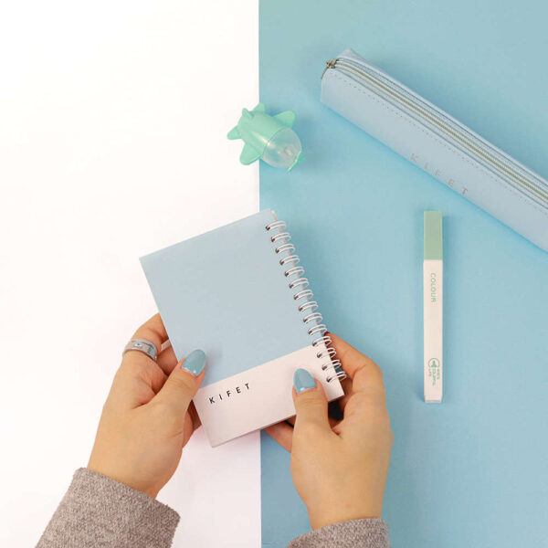 دفترچه 80 برگ پنتون آبی Pantone از برند کیفت KIFET خط دار برگه های بسیار با کیفیت رنگ های پاستلی چشم نواز سایز : 14X10 سانتیمتر با افتخار ساخت ایران