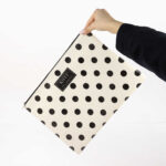ست 4 تکه هدیه تحریری جئومتریک توپی سفید از برند کیفت KIFET شامل : کاور A4 جئومتریک توپی سفید ، جامدادی دانشجویی جئومتریک توپی سفید ، دفترچه جیبی جئومتریک توپی سفید ، دفتر 80 برگ جئومتریک توپی سفید بسیار کاربردی و اقتصادی برای هدیه دادن با افتخار ساخت ایران عکس از کاور آ4 توپی سفید