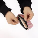 کیف پول خرد و هندزفری ویکتوریا راه راه صورتی از برند کیفت KIFET مناسب پول خرد ، هندزفری و خرده ریز ضد آب قابل شستشو سایز: 11×13 سانتیمتر