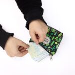 کیف پول خرد و هندزفری کاکتوس زمینه سبز از برند کیفت KIFET مناسب پول خرد ، هندزفری و خرده ریز ضد آب قابل شستشو سایز: 11×13 سانتیمتر