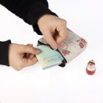 کیف پول خرد و هندزفری گلدار زمینه آبی از برند کیفت KIFET مناسب پول خرد ، هندزفری و خرده ریز ضد آب قابل شستشو سایز: 11×13 سانتیمتر با افتخار ساخت ایران