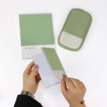 ست 4 تکه پنتون سبز Pantone کیفت شامل : جامدادی پنتون، نظم دهنده پنتون، دفتر فنر از بالا پنتون، دفترچه پنتون یک ست خاص و کاربردی برای هدیه به عزیزانتون با افتخار ساخت ایران