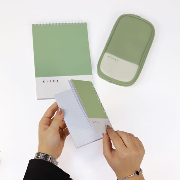 ست 4 تکه پنتون سبز Pantone کیفت شامل : جامدادی پنتون، نظم دهنده پنتون، دفتر فنر از بالا پنتون، دفترچه پنتون یک ست خاص و کاربردی برای هدیه به عزیزانتون با افتخار ساخت ایران