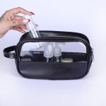 تصویری از کیف واش بگ مشکی . از برند KIFET . ترکیبی از چرم و طلق باکیفیت . دارای یک دسته برای حمل آسان