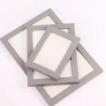 قاب عکس خاکستری از برند کیفت KIFET کیفیت بالا ظرافت و دقت ساخت جنس : PVC درجه یک دارای گیره برای آویز کردن قاب روی دیوار دارای شیشه سایز: 10×10، 10×15، 13×18، 15×21، 20×30 سانتیمتر با افتخار ساخت ایران عکس گروهی