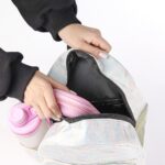 کوله پشتی کوچک مموری یونیکورن راه راه از برند کیفت KIFET ضد آب قابل شستشو دارای یک جیب زیپدار جلوی کیف دارای یک جیب بزرگ جداکننده داخل کیف جنس : پارچه مموری بسیار با کیفیت سایز : 28x23x10 سانتیمتر با افتخار ساخت ایران عکس از داخل کوله