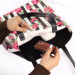 کیف دستی گلدار راه راه سفید مشکی از برند کیفت KIFET قابل استفاده به عنوان کیف استخر ، کیف خرید و ... ضد آب قابل شستشو جنس : چرم مصنوعی سایز : 32x31 سانتیمتر با افتخار ساخت ایران