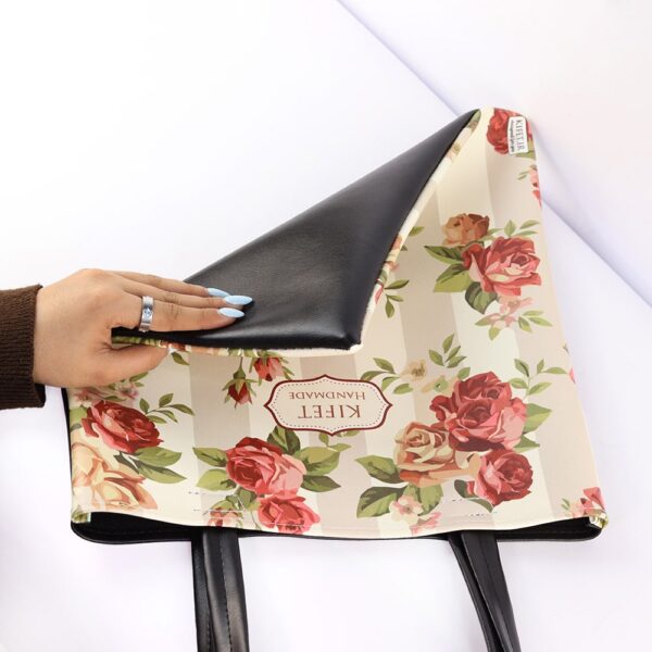 کیف دستی گلدار راه راه کرم از برند کیفت KIFET قابل استفاده به عنوان کیف استخر ، کیف خرید و ... ضد آب قابل شستشو جنس : چرم مصنوعی سایز : 32x31 سانتیمتر با افتخار ساخت ایران