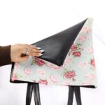 کیف دستی گلدار زمینه آبی از برند کیفت KIFET قابل استفاده به عنوان کیف استخر ، کیف خرید و ... ضد آب قابل شستشو جنس : چرم مصنوعی سایز : 32x31 سانتیمتر با افتخار ساخت ایران