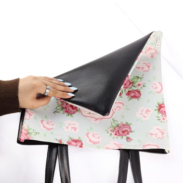 کیف دستی گلدار زمینه آبی از برند کیفت KIFET قابل استفاده به عنوان کیف استخر ، کیف خرید و ... ضد آب قابل شستشو جنس : چرم مصنوعی سایز : 32x31 سانتیمتر با افتخار ساخت ایران