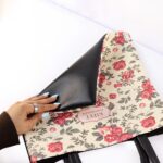 کیف دستی گلدار زمینه کرم از برند کیفت KIFET قابل استفاده به عنوان کیف استخر ، کیف خرید و ... ضد آب قابل شستشو جنس : چرم مصنوعی سایز : 32x31 سانتیمتر با افتخار ساخت ایران