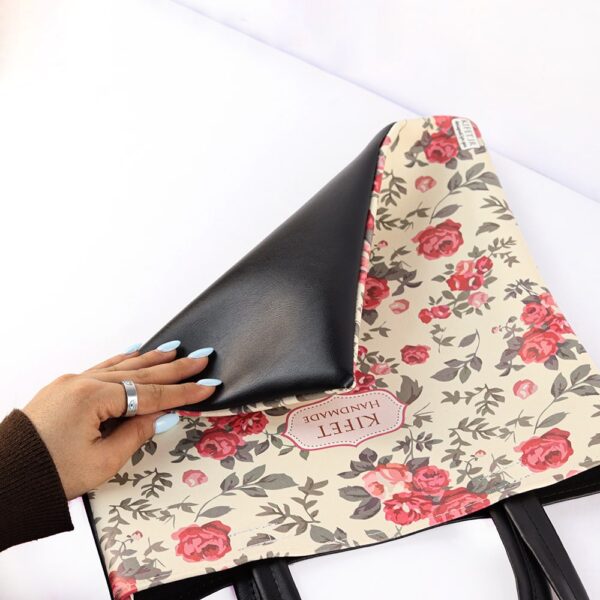 کیف دستی گلدار زمینه کرم از برند کیفت KIFET قابل استفاده به عنوان کیف استخر ، کیف خرید و ... ضد آب قابل شستشو جنس : چرم مصنوعی سایز : 32x31 سانتیمتر با افتخار ساخت ایران