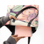 کیف دستی گل درشت گلبهی از برند کیفت KIFET قابل استفاده به عنوان کیف استخر ، کیف خرید و ... 🛍 ضد آب قابل شستشو جنس : چرم مصنوعی سایز : 31x32 سانتیمتر با افتخار ساخت ایران
